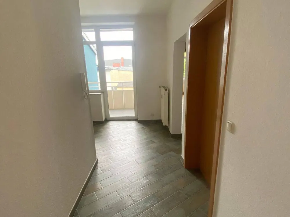 3-room apartment with balcony, laminate flooring, fitted kitchen and bathtub