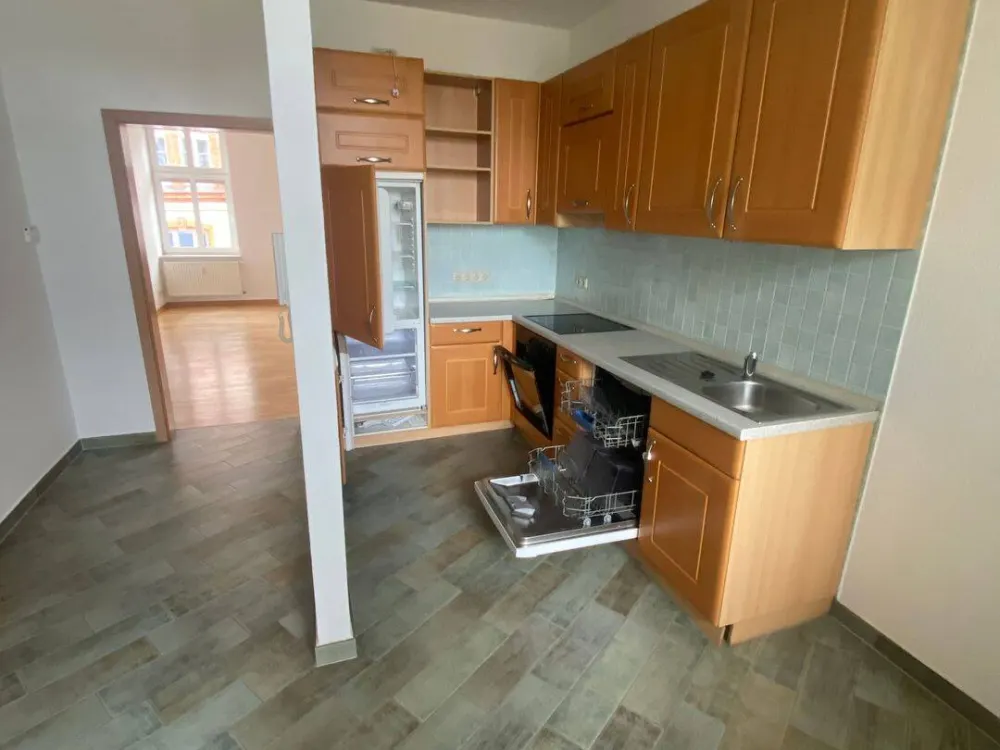 3-room apartment with balcony, laminate flooring, fitted kitchen and bathtub