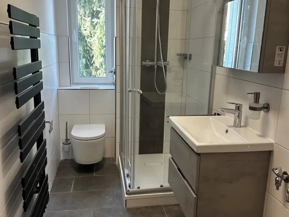 2-Raum-Wohnung | Erstbezug nach Komplettsanierung | Tageslichtbad mit Dusche | 2. OG
