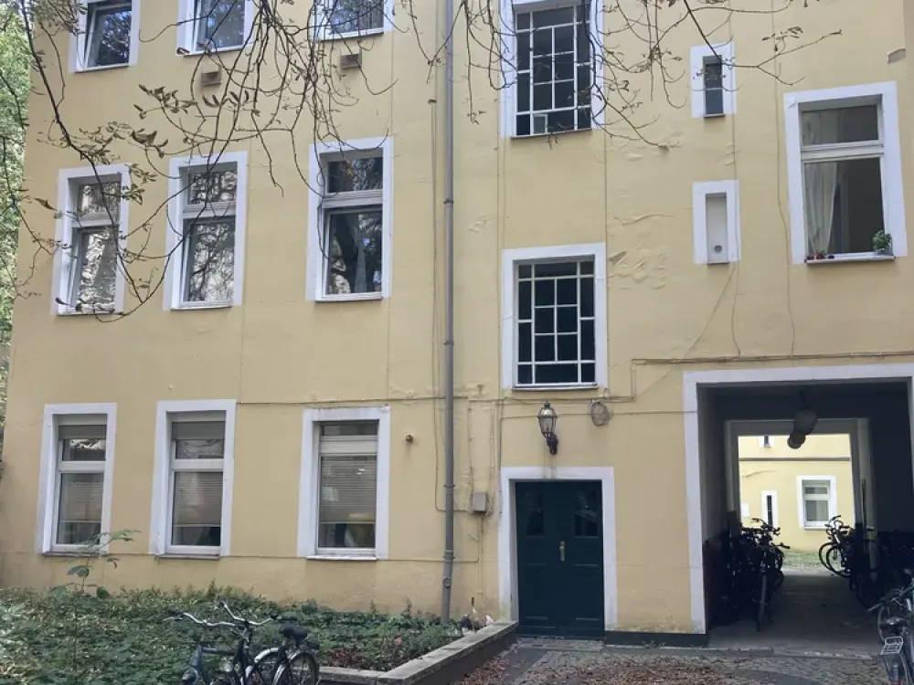 Möblierte 1 Zimmerwohnung im 4.OG eines Charlottenburger Stuckaltbau