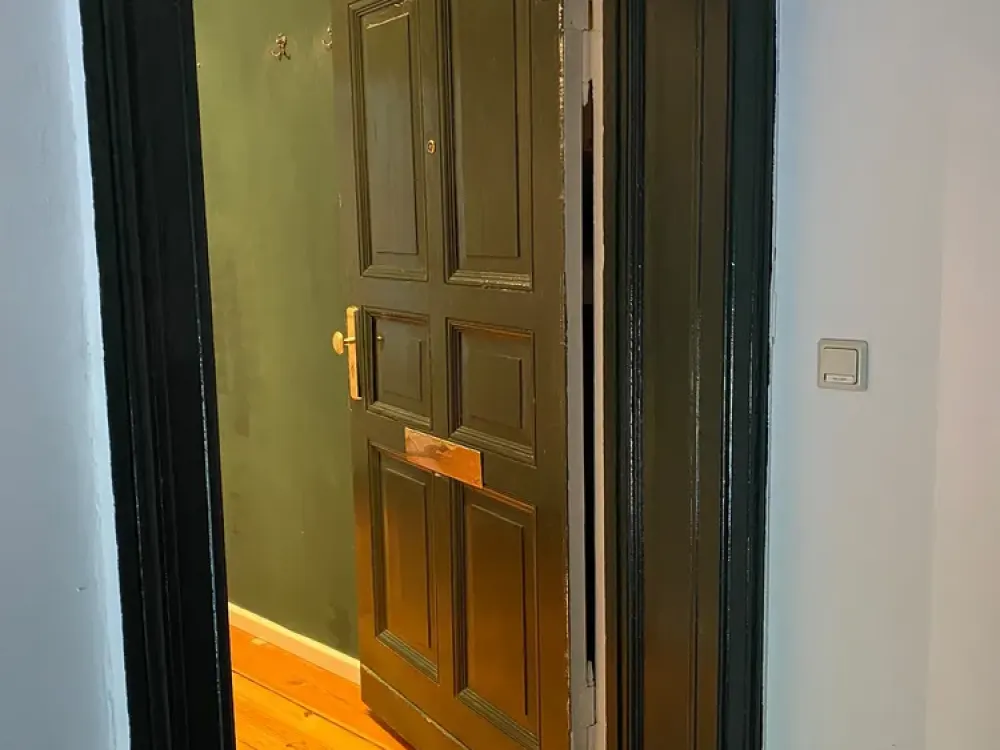 Möblierte 1 Zimmerwohnung im 4.OG eines Charlottenburger Stuckaltbau