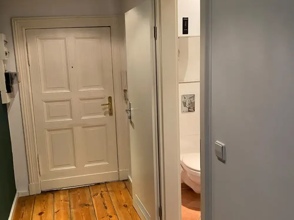 Möblierte 1 Zimmerwohnung im 4.OG eines Charlottenburger Stuckaltbau