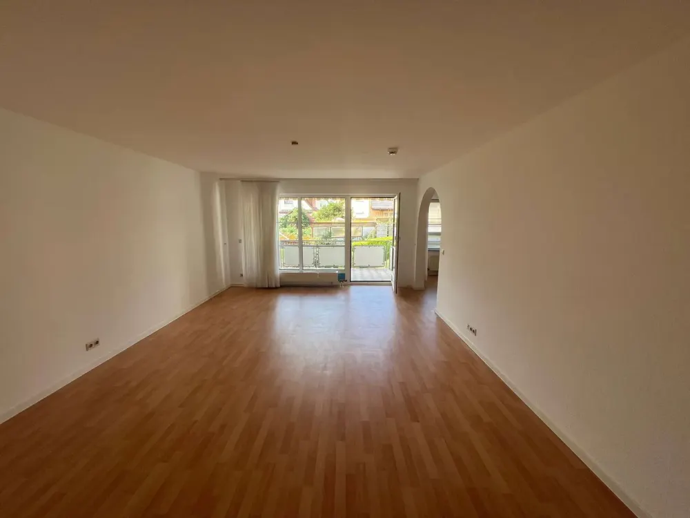 Großzügige 2,5‑Zimmer‑Wohnung mit Balkon, Markise und Tiefgarage