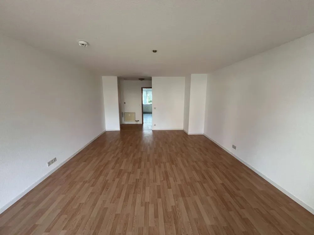 Großzügige 2,5‑Zimmer‑Wohnung mit Balkon, Markise und Tiefgarage