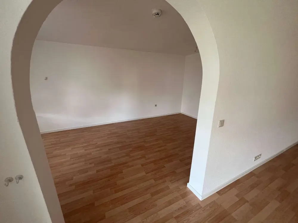 Großzügige 2,5‑Zimmer‑Wohnung mit Balkon, Markise und Tiefgarage