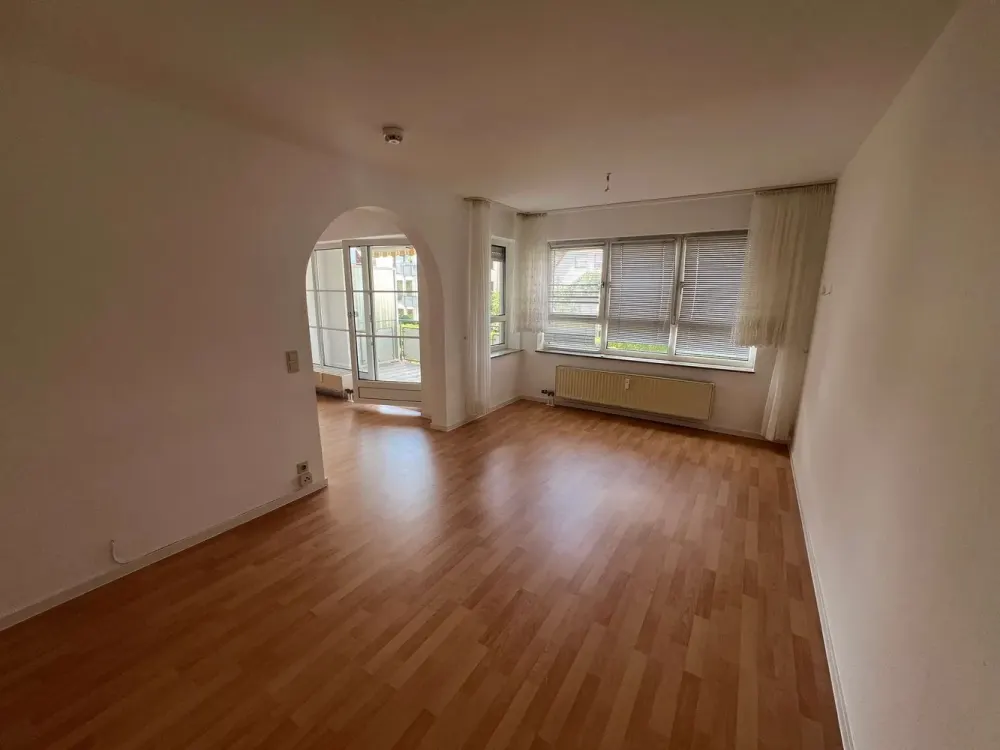 Großzügige 2,5‑Zimmer‑Wohnung mit Balkon, Markise und Tiefgarage