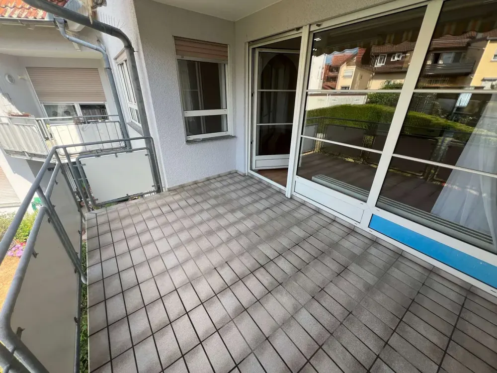 Großzügige 2,5‑Zimmer‑Wohnung mit Balkon, Markise und Tiefgarage