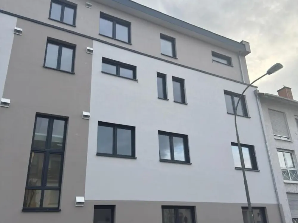 Lichtdurchflutete, moderne 3-Zi-Wohnung mit EBK, Balkon und Gäste-WC - Energieeffizienzklasse A+