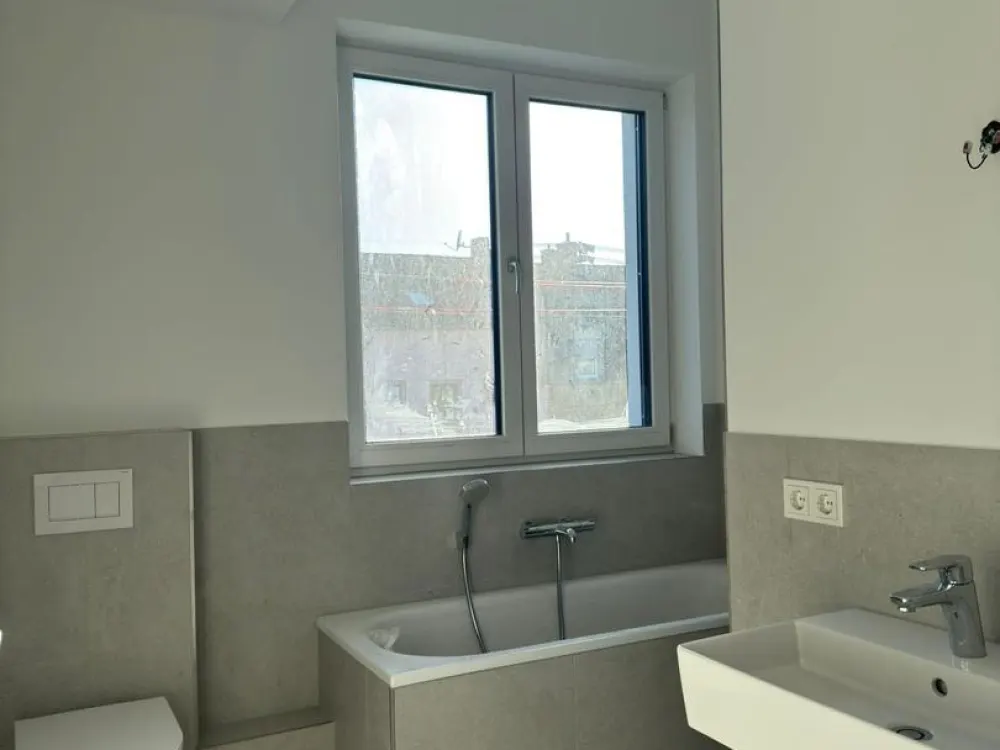 Lichtdurchflutete, moderne 3-Zi-Wohnung mit EBK, Balkon und Gäste-WC - Energieeffizienzklasse A+