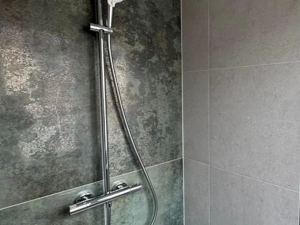 Lichtdurchflutete, moderne 3-Zi-Wohnung mit EBK, Balkon und Gäste-WC - Energieeffizienzklasse A+