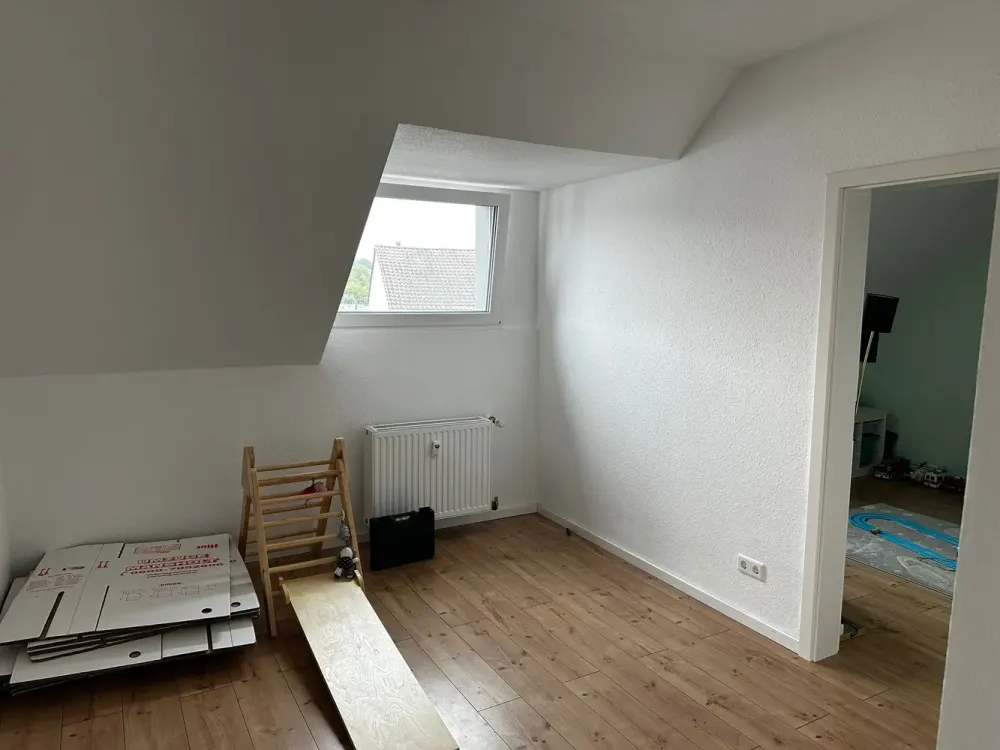 شقة ميزونيت مكونة من 5 غرف تم تجديدها بالكامل في 2023 مع شرفة في ليفركوزن
