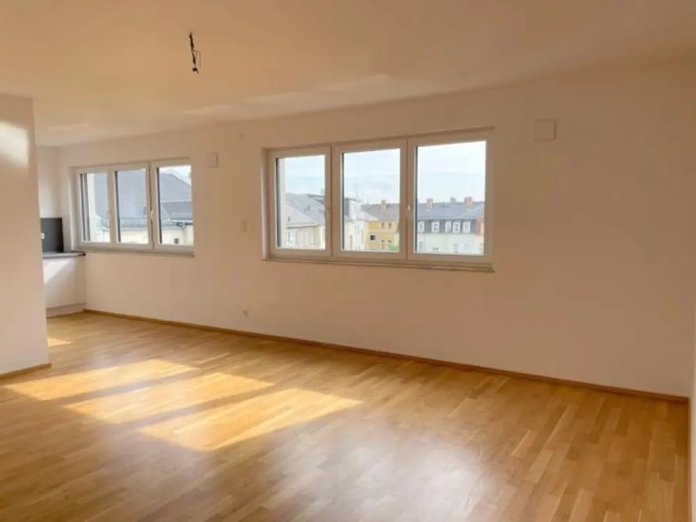 Geräumige Wohnung im 6.OG mit Loggia, hochwertiger Einbauküche, Parkett und Badewanne + Dusche + GWC