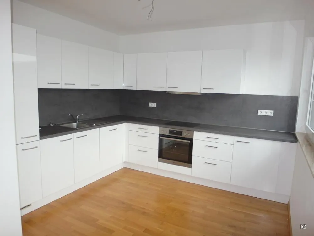 Geräumige Wohnung im 6.OG mit Loggia, hochwertiger Einbauküche, Parkett und Badewanne + Dusche + GWC