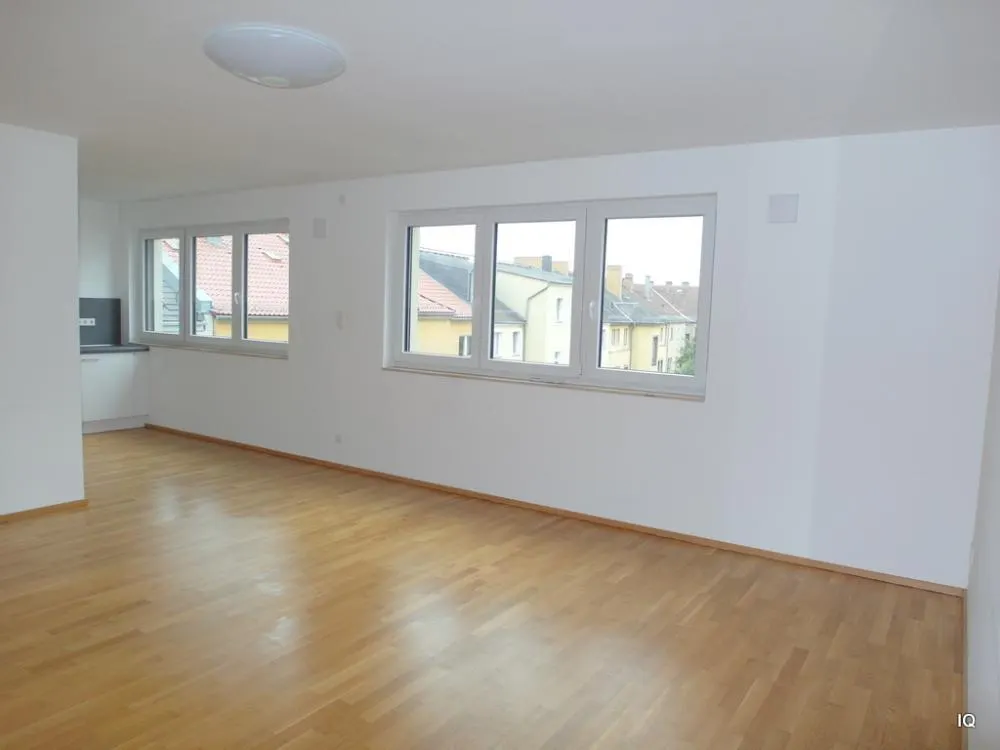 Geräumige Wohnung im 6.OG mit Loggia, hochwertiger Einbauküche, Parkett und Badewanne + Dusche + GWC