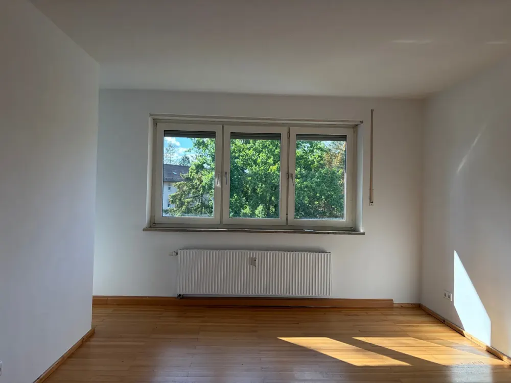 Helle 4 Zimmer-Wohnung mit 2 Loggien und Einbauküche!