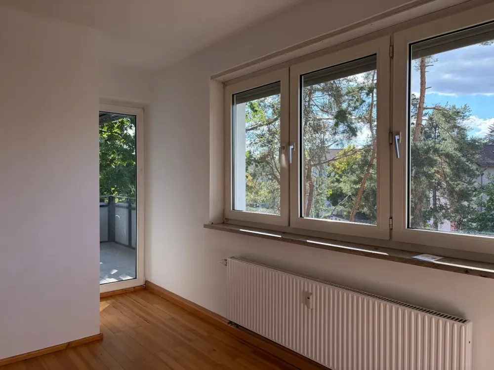 Helle 4 Zimmer-Wohnung mit 2 Loggien und Einbauküche!