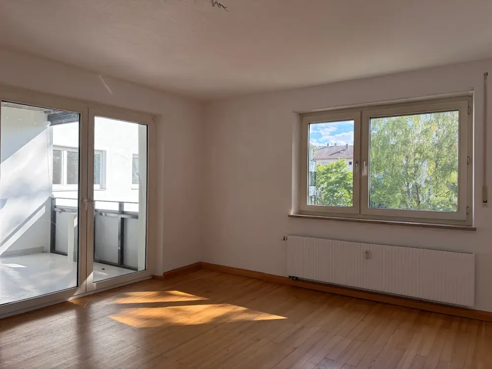 Helle 4 Zimmer-Wohnung mit 2 Loggien und Einbauküche!