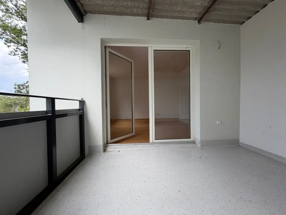 Helle 4 Zimmer-Wohnung mit 2 Loggien und Einbauküche!
