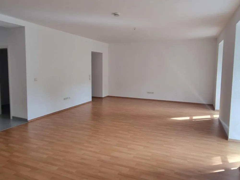 Große 3 ZKB Wohnung mit Balkon und Garage