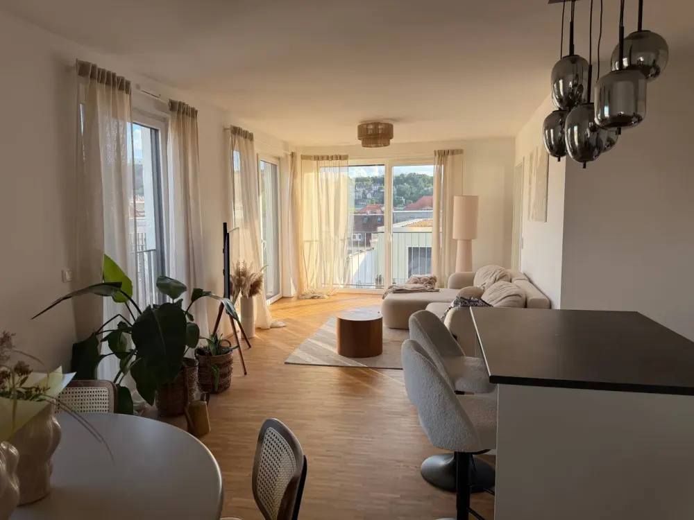 Living with a Feel-Good Factor: Bright 3-Room Apartment with Balcony and Fitted Kitchen