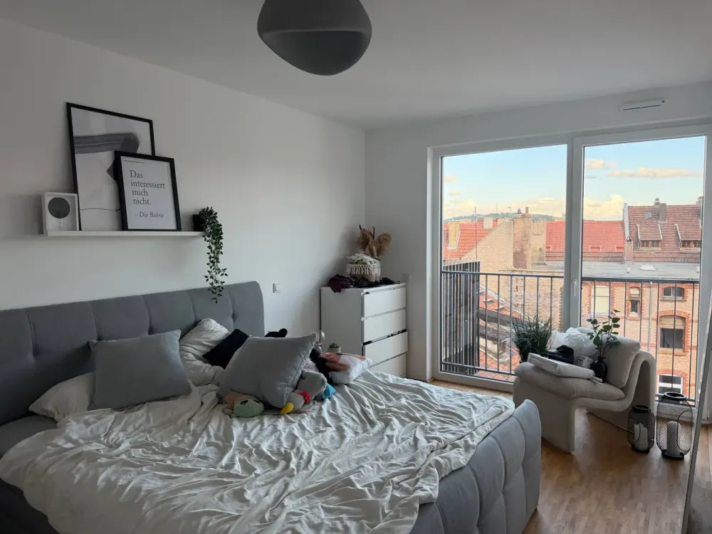 Living with a Feel-Good Factor: Bright 3-Room Apartment with Balcony and Fitted Kitchen