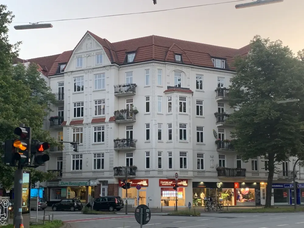 Helle, gut geschnitten 4,5-Zimmer-Wohnung mit Balkon und EBK zwischen Stadtpark und Alster