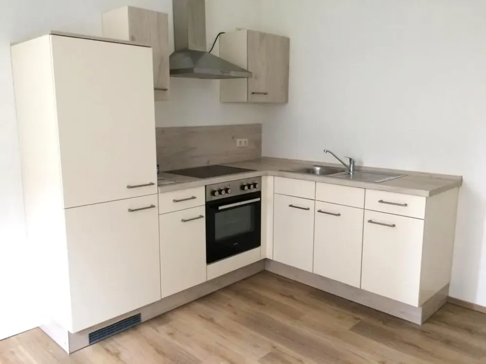 Sanierte 1-Zimmerwohnung mit geräumiger Einbauküche und hellem Bad in St. Leonhard