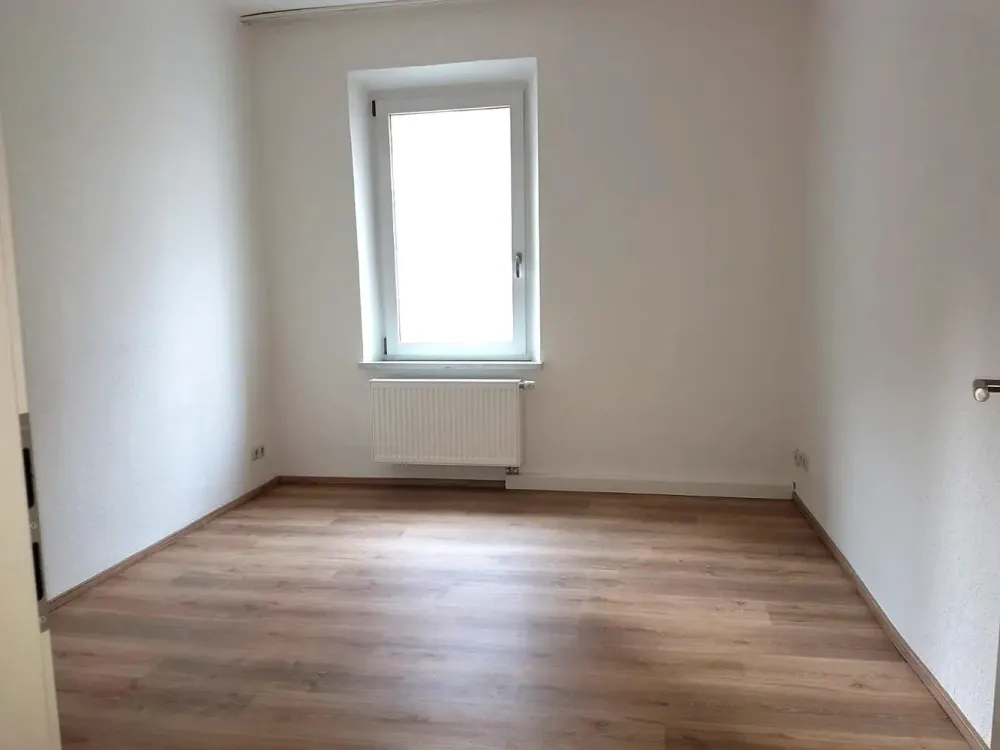 Sanierte 1-Zimmerwohnung mit geräumiger Einbauküche und hellem Bad in St. Leonhard