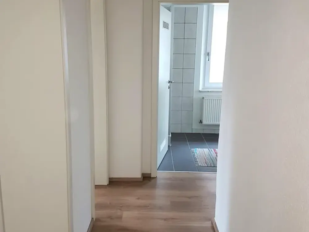Sanierte 1-Zimmerwohnung mit geräumiger Einbauküche und hellem Bad in St. Leonhard