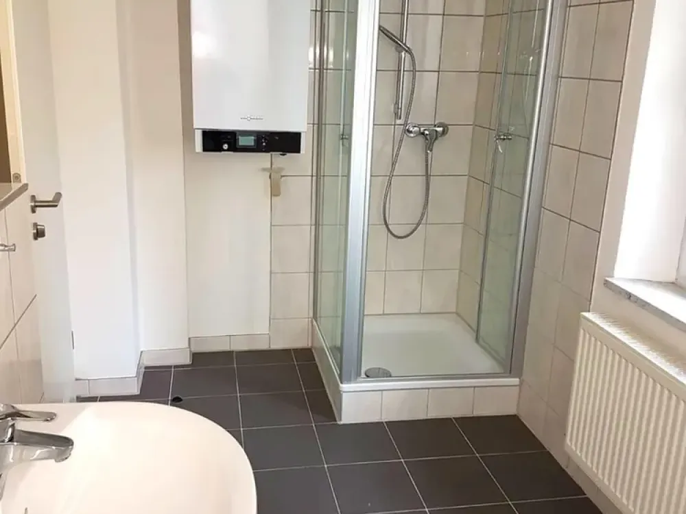 Sanierte 1-Zimmerwohnung mit geräumiger Einbauküche und hellem Bad in St. Leonhard