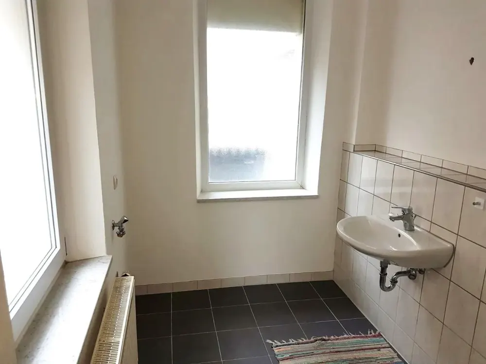 Sanierte 1-Zimmerwohnung mit geräumiger Einbauküche und hellem Bad in St. Leonhard