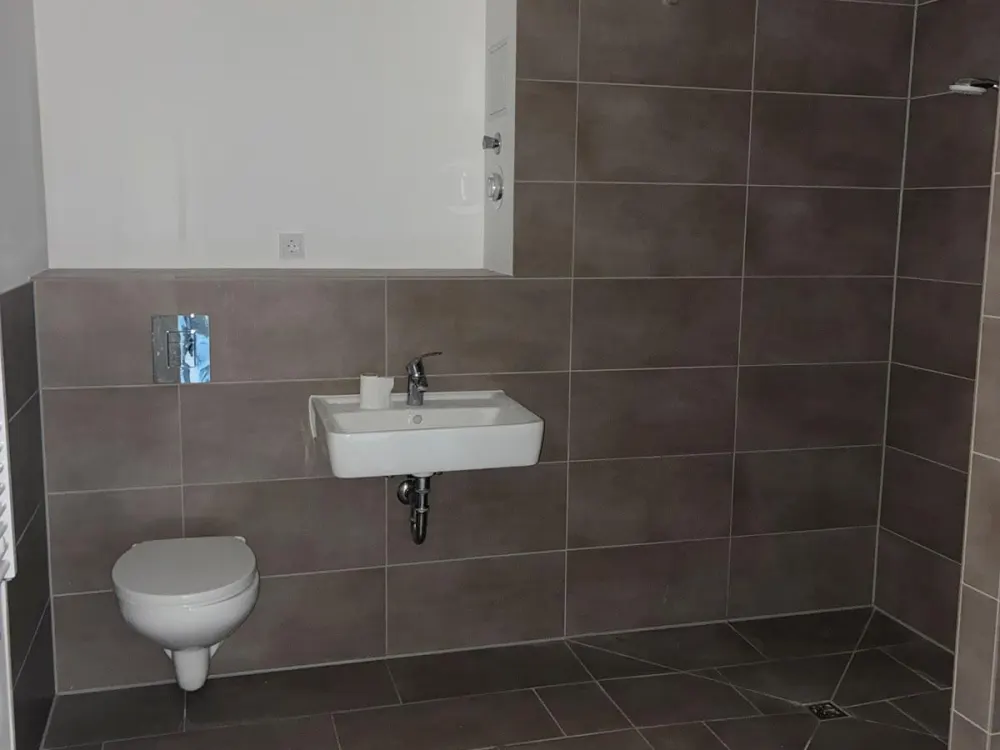 Helle 2-Zimmer-Wohnung mit Balkon, barrierefreie Objektgestaltung, provisionsfrei