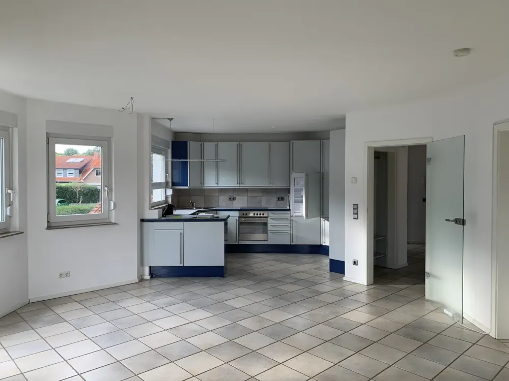 Helle 3 Zi.-Whg., 83 m², mit EBK, Balkon und Garage.