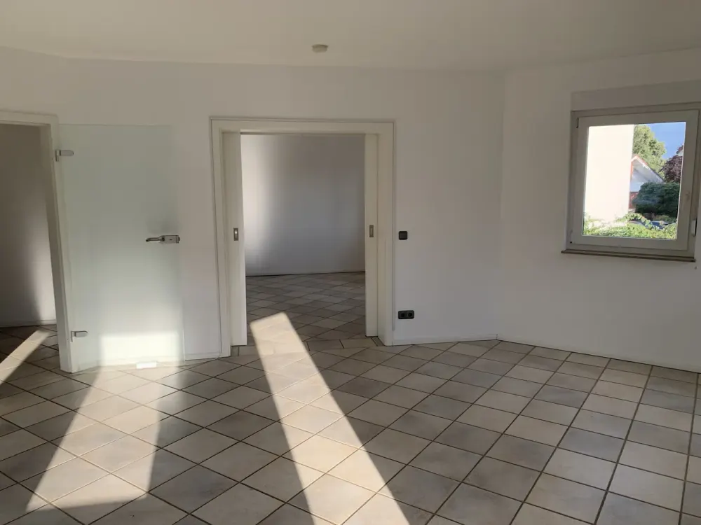 Helle 3 Zi.-Whg., 83 m², mit EBK, Balkon und Garage.