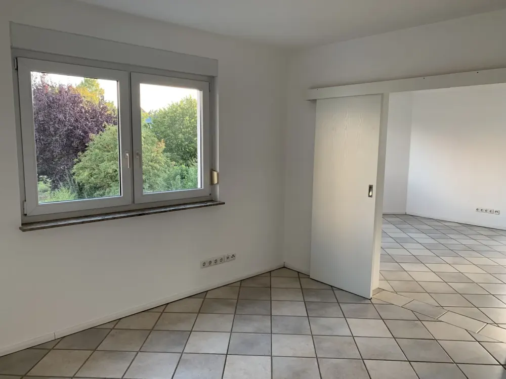 Helle 3 Zi.-Whg., 83 m², mit EBK, Balkon und Garage.