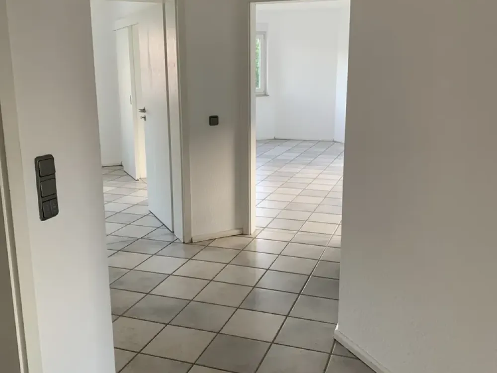 Helle 3 Zi.-Whg., 83 m², mit EBK, Balkon und Garage.