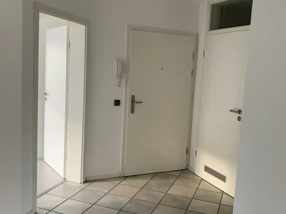 Helle 3 Zi.-Whg., 83 m², mit EBK, Balkon und Garage.