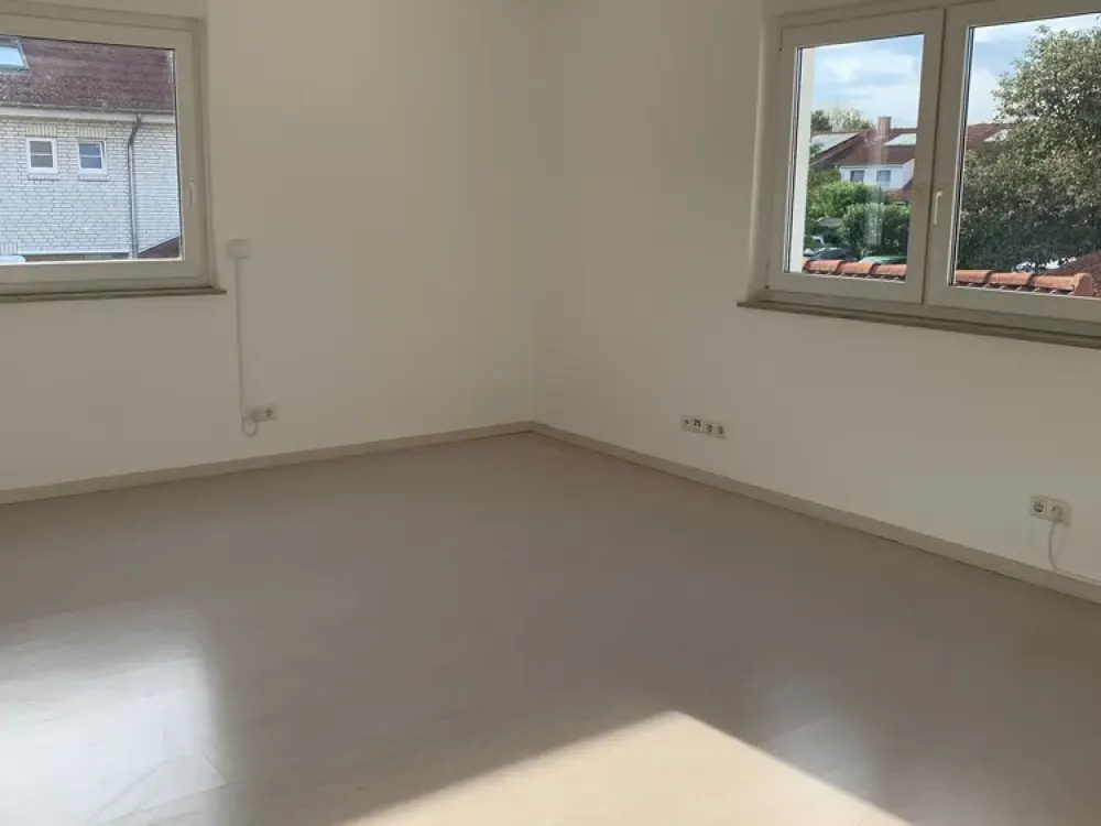 Helle 3 Zi.-Whg., 83 m², mit EBK, Balkon und Garage.