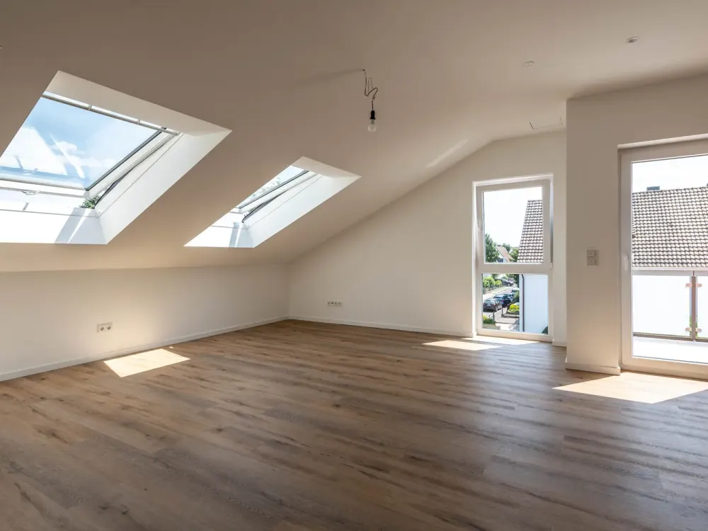 Maintal-Dörnigheim: Traumhafte, neuwertige 3-Zimmer-Dachgeschosswohnung mit Einbauküche & Süd-Balkon
