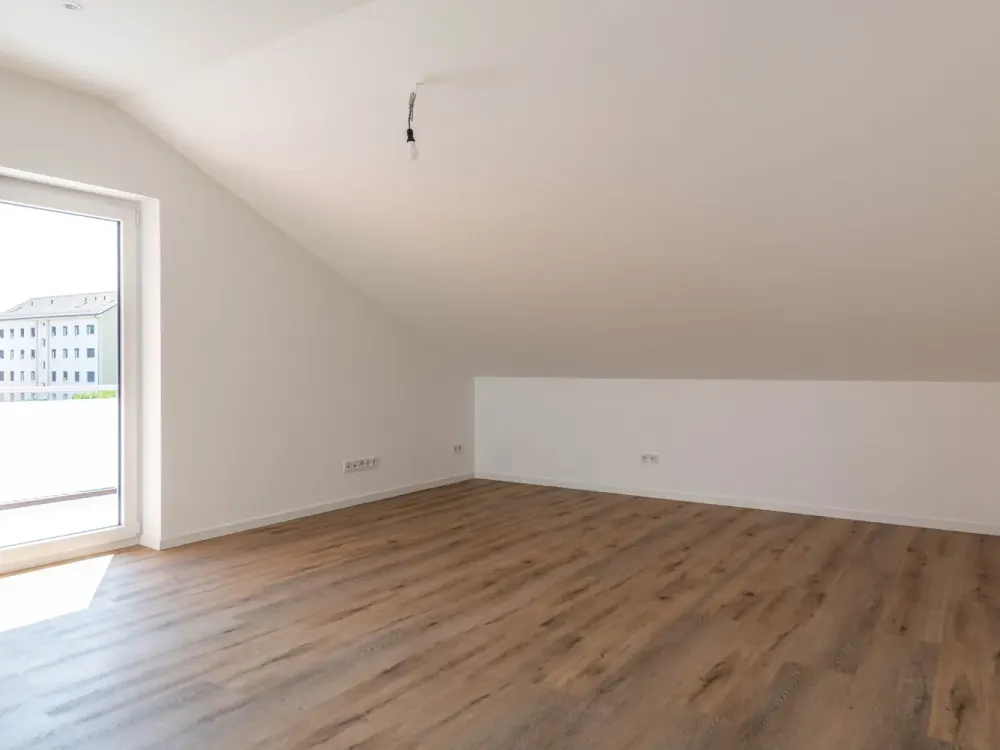 Maintal-Dörnigheim: Traumhafte, neuwertige 3-Zimmer-Dachgeschosswohnung mit Einbauküche & Süd-Balkon