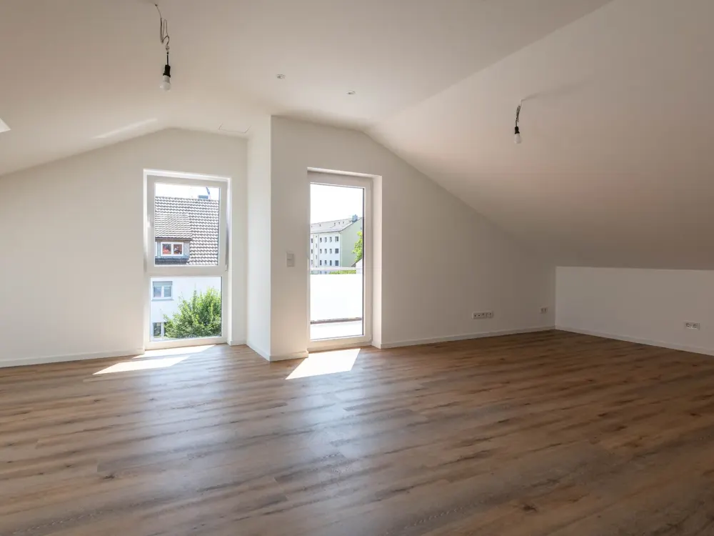 Maintal-Dörnigheim: Traumhafte, neuwertige 3-Zimmer-Dachgeschosswohnung mit Einbauküche & Süd-Balkon
