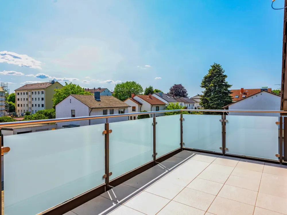 Maintal-Dörnigheim: Traumhafte, neuwertige 3-Zimmer-Dachgeschosswohnung mit Einbauküche & Süd-Balkon
