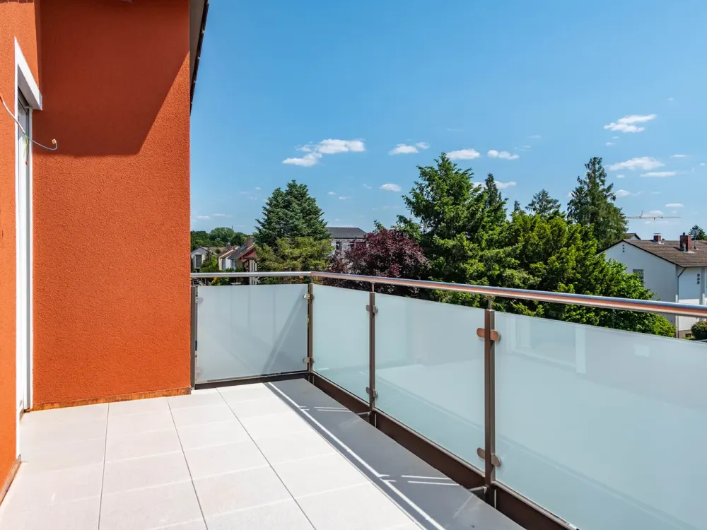 Maintal-Dörnigheim: Traumhafte, neuwertige 3-Zimmer-Dachgeschosswohnung mit Einbauküche & Süd-Balkon