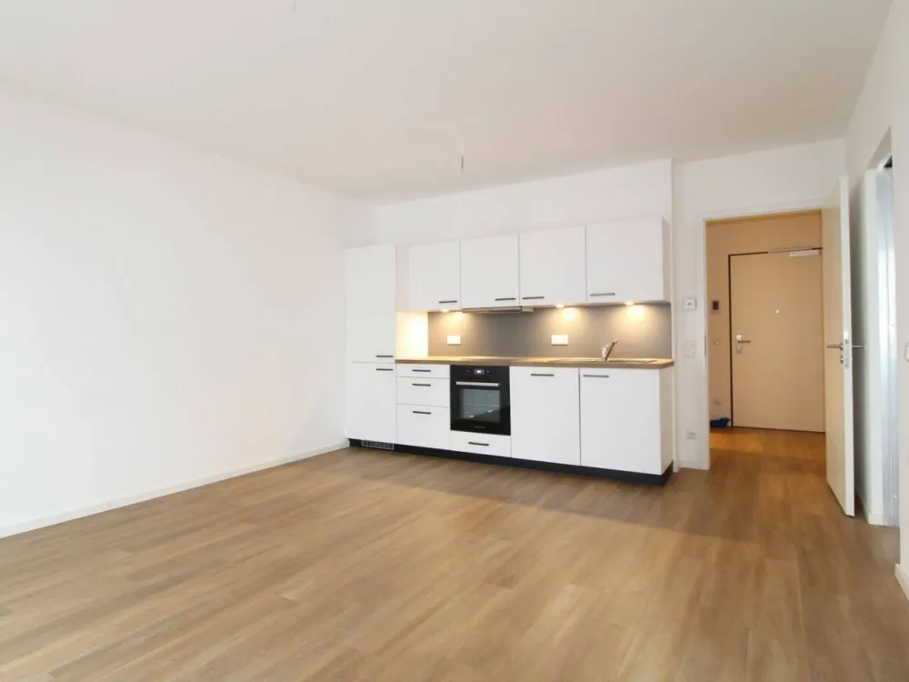 **Helle 2 Zimmer mit EBK und Badewanne in ruhiger Seitenstraße**