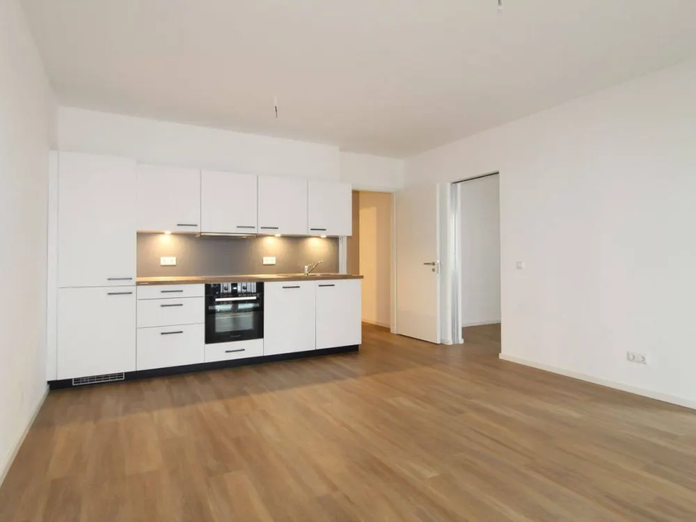 **Helle 2 Zimmer mit EBK und Badewanne in ruhiger Seitenstraße**