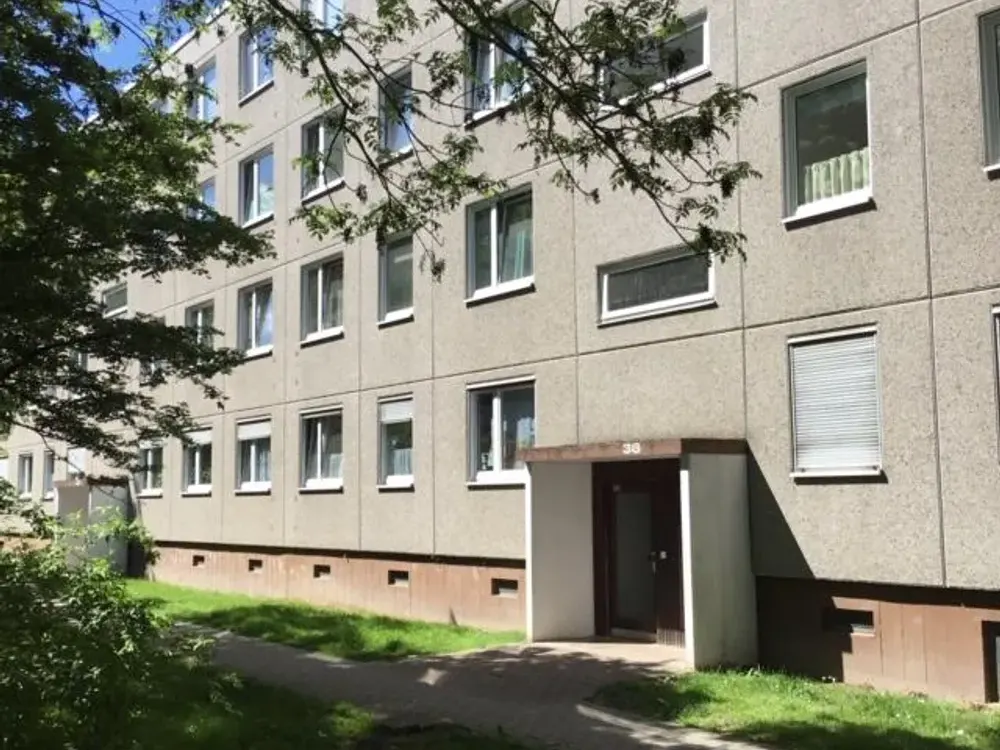 Right in the middle instead of just being there: affordable 2-room apartment with balcony seeks tenant