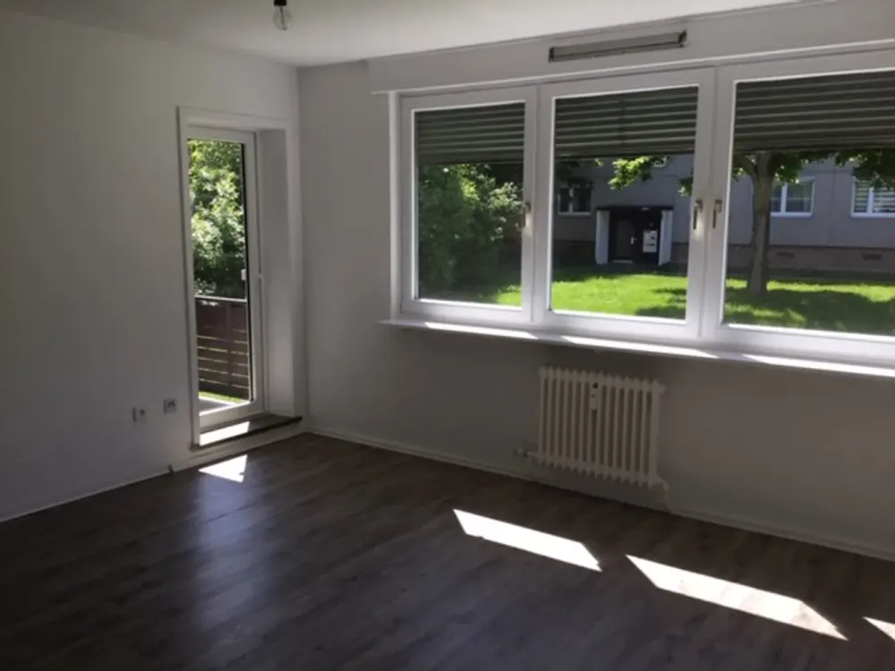 Right in the middle instead of just being there: affordable 2-room apartment with balcony seeks tenant