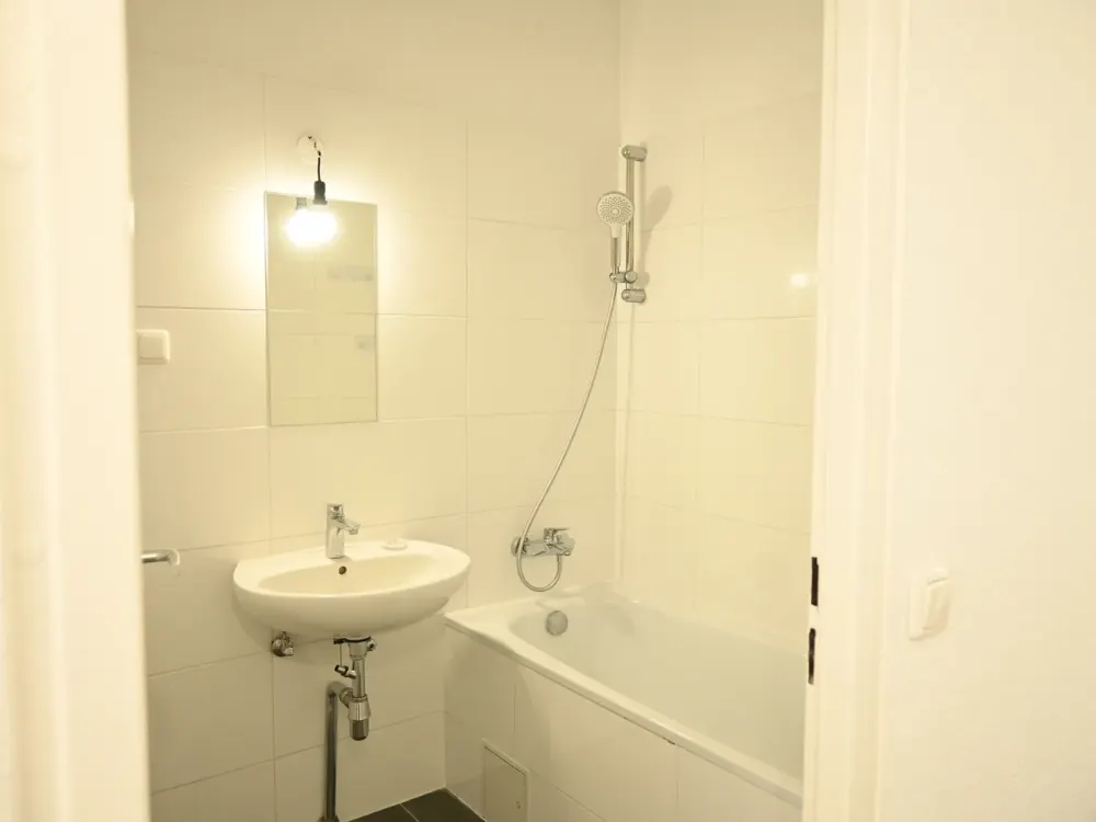 Right in the middle instead of just being there: affordable 2-room apartment with balcony seeks tenant