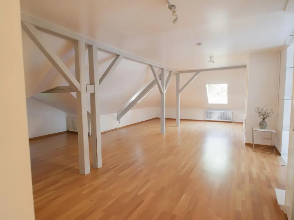 Wohnen mit besonderem Flair: 2-Zimmer-Dachgeschosswohnung mit großzügiger Dachterrasse