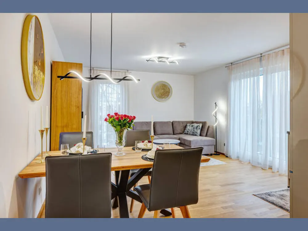 Möbliert: Helle Neubauwohnung mit idealem Schnitt und Balkon